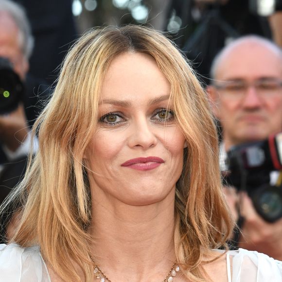 La maman de Lily-Rose Depp et du discret Jack Depp a 52 ans. Et pourtant, elle affiche toujours un teint juvénile et un ventre plat.

Vanessa Paradis à la montée des marches du film "The Last Face" lors du 69ème Festival International du Film de Cannes © Rachid Bellak / Bestimage