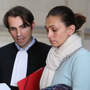 Dans sa déclaration, l'ex-femme de Johnny Hallyday assure une présence sans faille : "Dans cette aventure existentielle que tu traverses, je reste à tes côtés solide comme tu as pu l’être aux miens." Un juste retour des choses pour celle qui admire la force de son mari.
Adeline Blondieau sort du tribunal de Paris, aux côtés de ses avocats, dont son frère Alexandre, et son amie Caroline Bourg, le premier jour du procès contre Amanda Sthers et Johnny Hallyday pour diffamation, suite à la parution du livre "Dans mes yeux".
© BestImage