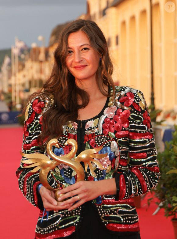 Autre Laura, autre univers : Laura Piani a remporté le prix du meilleur premier film pour "Jane Austen a gâché ma vie"...

Laura Piani reçoit le prix du meilleur premier film pour "Jane Austen a gâché ma vie" - Cérémonie de clôture de la 39ème édition du festival du film romantique de Cabourg le 14 juin 2025. © Guirec Coadic / Bestimage