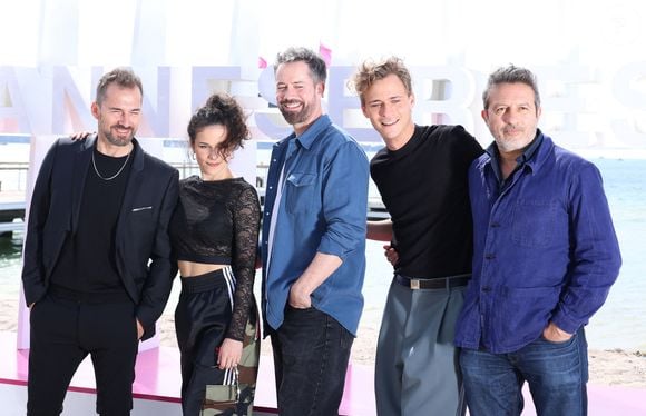 Hector Langevin, Raphaele Volkoff, Franck Monsigny, Emmanuel Moire et Farouk Bermouga - Photocall de "Demain nous appartient" lors du 7ème festival international Canneséries à Cannes, le 6 avril 2024. 
© Denis Guignebourg / Bestimage