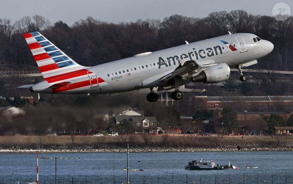 La collision entre un avion de ligne et un hélicoptère militaire a fait 67 morts aux États-Unis

Un avion décolle au-dessus du site de collision d'un avion d'American Airlines et d'un hélicoptère Black Hawk de l'armée qui sont entrés en collision et se sont écrasés dans la rivière Potomac près de l'aéroport national Reagan à Arlington VA. Les 67 passagers et membres d'équipage sont morts. (Credit Image: © Carol Guzy/ZUMA Press Wire)