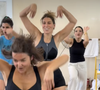 Au milieu d'un groupe de participantes, Miss France 2011 enchaîne les mouvements sur le tube emblématique sur Baby One More Time de Britney Spears. 

Laury Thilleman dans une vidéo partagée par ralphbeaubrundanceclasses