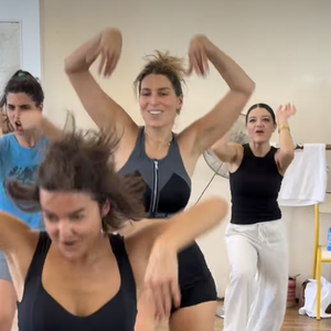 Au milieu d'un groupe de participantes, Miss France 2011 enchaîne les mouvements sur le tube emblématique sur Baby One More Time de Britney Spears. 

Laury Thilleman dans une vidéo partagée par ralphbeaubrundanceclasses