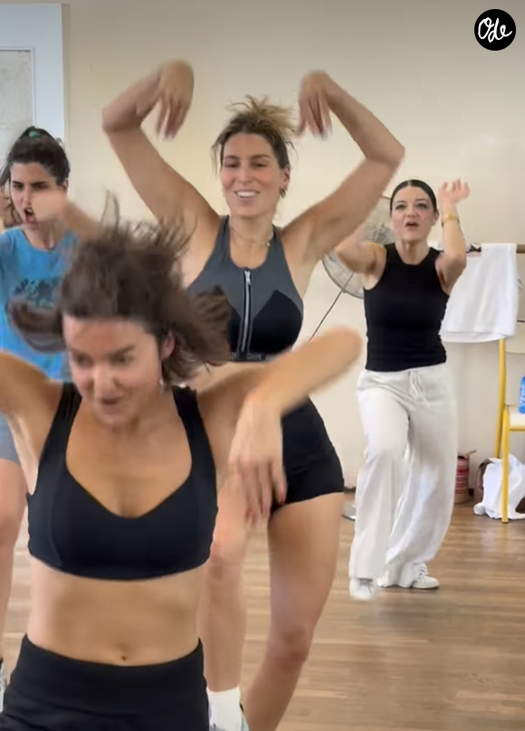 Au milieu d'un groupe de participantes, Miss France 2011 enchaîne les mouvements sur le tube emblématique sur Baby One More Time de Britney Spears. 

Laury Thilleman dans une vidéo partagée par ralphbeaubrundanceclasses