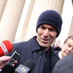 Et d'autres personnalités comme Zinedine Zidane pour ne citer que lui

Zinedine Zidane arrivant à la cérémonie d'enterrement de Rolland Courbis à l'église de la Madeleine à Paris, France, le 14 janvier 2026. Rolland Courbis, ancien footballeur français, entraîneur et commentateur médiatique au franc-parler, est décédé à l'âge de 72 ans. Photo par Jerome Domine/ABACAPRESS.COM