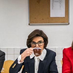 Rachida Dati boit un café lors d'une visite au commissariat central du 9e arrondissement de Paris à l'occasion de la Journée internationale pour l'élimination de la violence à l'égard des femmes à Paris, le 25 novembre 2025. Photo by Eliot Blondet/ABACAPRESS.COM