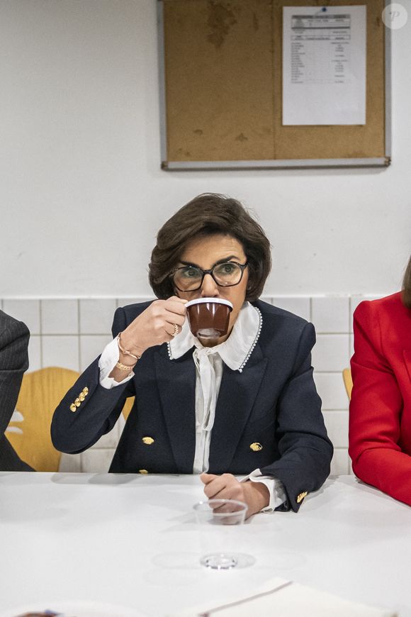 Rachida Dati boit un café lors d'une visite au commissariat central du 9e arrondissement de Paris à l'occasion de la Journée internationale pour l'élimination de la violence à l'égard des femmes à Paris, le 25 novembre 2025. Photo by Eliot Blondet/ABACAPRESS.COM