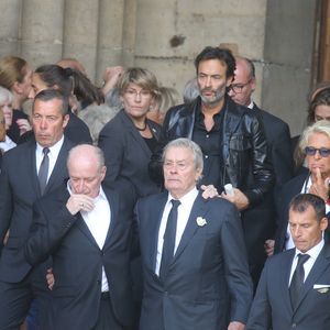 Monseigneur Di Falco, Pascal Desprez, Alain Delon, Anthony Delon, le fils de Pascal Desprez et sa femme, Véronique de Villèle, Yves Dahan - Sorties des obsèques de Mireille Darc en l'église Saint-Sulpice à Paris. Le 1er septembre 2017. © Agence / Bestimage