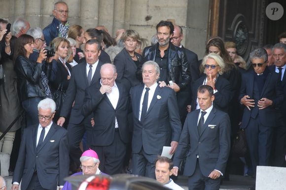 Monseigneur Di Falco, Pascal Desprez, Alain Delon, Anthony Delon, le fils de Pascal Desprez et sa femme, Véronique de Villèle, Yves Dahan - Sorties des obsèques de Mireille Darc en l'église Saint-Sulpice à Paris. Le 1er septembre 2017. © Agence / Bestimage