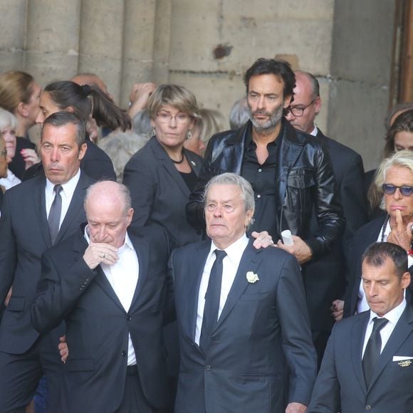 Monseigneur Di Falco, Pascal Desprez, Alain Delon, Anthony Delon, le fils de Pascal Desprez et sa femme, Véronique de Villèle, Yves Dahan - Sorties des obsèques de Mireille Darc en l'église Saint-Sulpice à Paris. Le 1er septembre 2017. © Agence / Bestimage