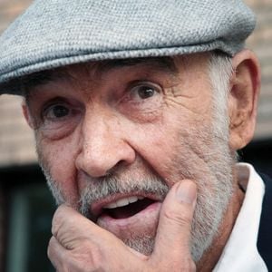 Photo d'archives du 17 juin 2010 de Sir Sean Connery, retournant dans la rue où il est né à Fountainbridge, Edimbourg, il y a 80 ans, pour rencontrer des organisations impliquées dans la régénération de la rue. © David Cheskin/PA Wire Abaca