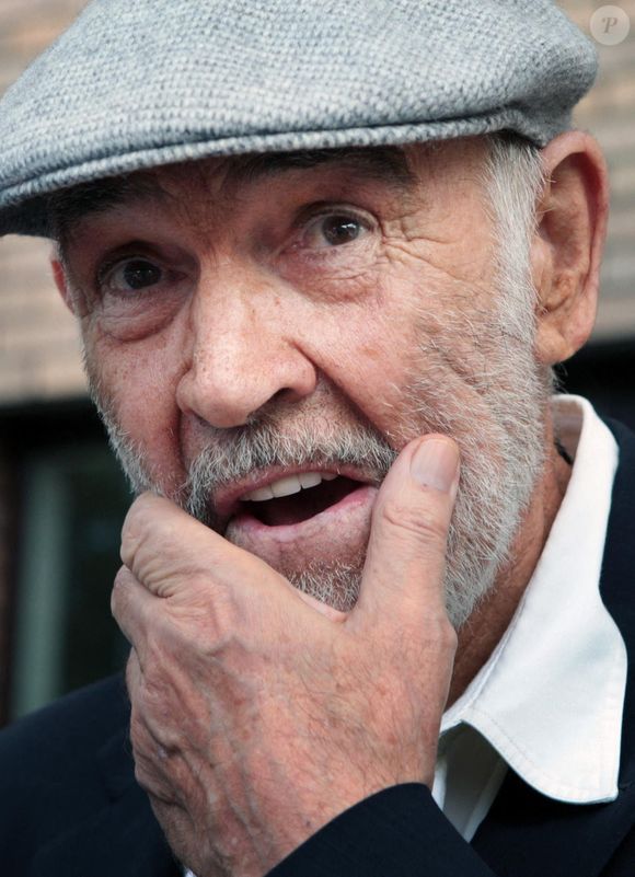 Photo d'archives du 17 juin 2010 de Sir Sean Connery, retournant dans la rue où il est né à Fountainbridge, Edimbourg, il y a 80 ans, pour rencontrer des organisations impliquées dans la régénération de la rue. © David Cheskin/PA Wire Abaca