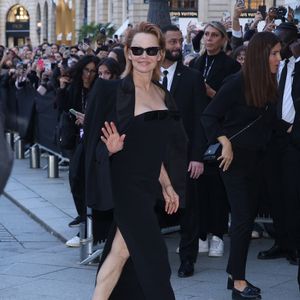 Arrivée seule sans son compagnon Liam Neeson, Pamela Anderson a dévoilé une toute nouvelle coiffure lors du défilé de Tom Ford pendant la Fashion Week de Paris.

Pamela Anderson arrive au défilé Tom Ford Collection Femme Prêt-à-Porter Printemps/Eté lors de la Fashion Week de Paris (PFW) a Paris, France
© Denis Guignebourg/Bestimage
