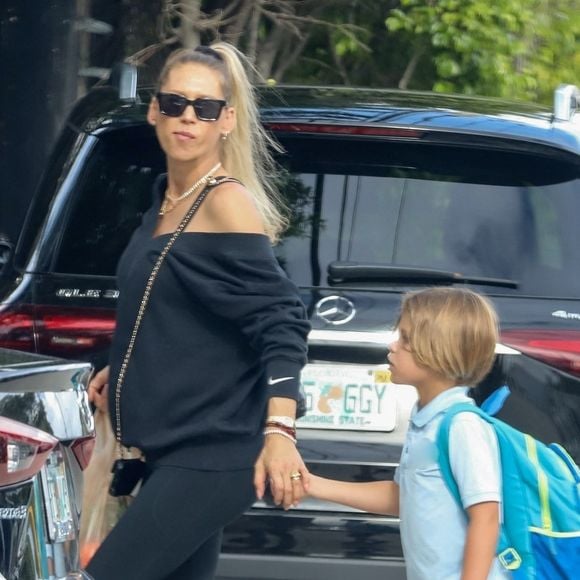 Anna Kournikova a confirmé cette heureuse nouvelle le 19 septembre dernier.

La joueuse de tennis Anna Kournikova a été aperçue à Miami, le ventre déjà légèrement arrondi, en compagnie de son fils Nicholas. @ Backgrid USA / Bestimage