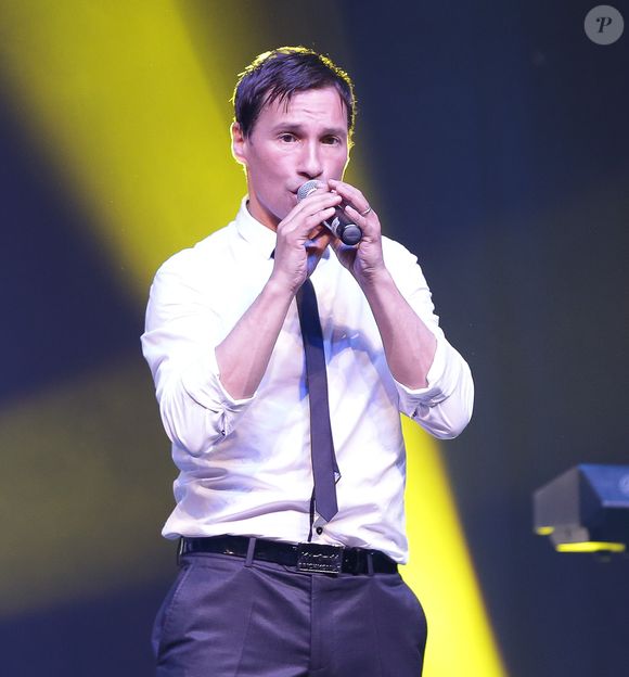 Nathan Moore au Concert des Worlds Apart sur la scene de Gayant expo a Douai le 5 mai 2013.