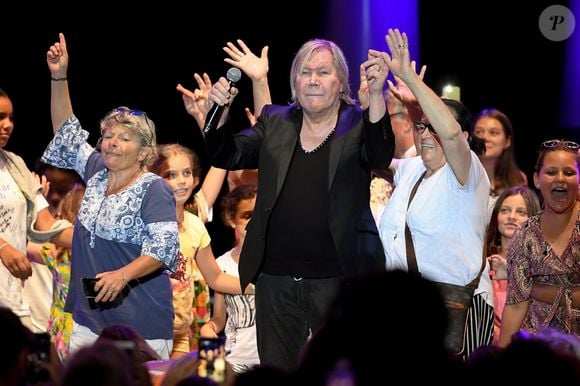 Il s'agit de Yann Ydoux, son ancien manager, et une ancienne camarade de classe.

Patrick Juvet au concert caritatif pour les enfants malades organisé par l'association "Enfant, star et match" dans la pinède à Juan les Pins, le 11 juillet 2019. 

Photo : Lionel Urman / Bestimage