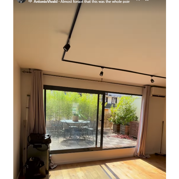 Il a annoncé qu'il quittait son appartement du 18e arrondissement de Paris

Hugo Manos annonce qu'il va quitter son appartement du 18e arrondissement de Paris - Instagram, le 18 juin 2025