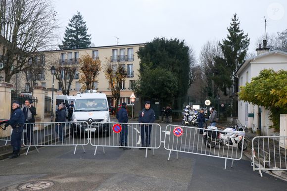Dispositif de sécurité autour de la maison de Johnny Hallyday après son décès à Marnes-la-Coquette, France, le 6 décembre 2017. Læticia Hallyday a annoncé à 2 h 44 la mort dans sa maison de Marnes-la-Coquette du chanteur âgé de 74 ans.

Photo : Agence / Bestimage