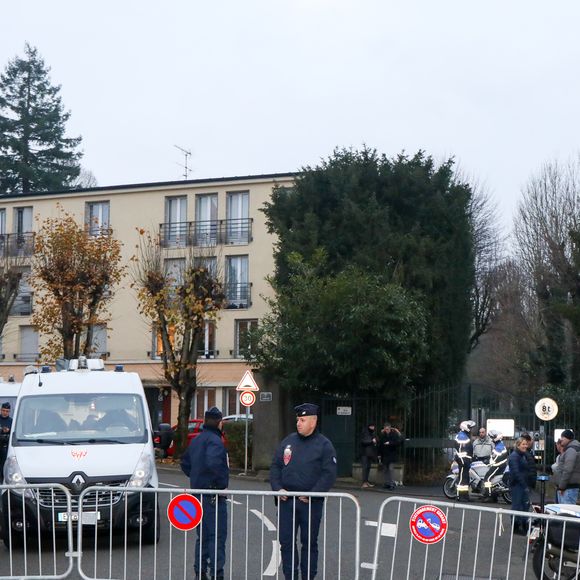 Dispositif de sécurité autour de la maison de Johnny Hallyday après son décès à Marnes-la-Coquette, France, le 6 décembre 2017. Læticia Hallyday a annoncé à 2 h 44 la mort dans sa maison de Marnes-la-Coquette du chanteur âgé de 74 ans.

Photo : Agence / Bestimage