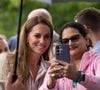 La princesse qui s'est récemment confié à des patients d'un hôpital sur la vie après cancer va prendre part à un grand événement
La princesse de Galles prend un selfie avec un membre du public lors d'une visite du jardin de bien-être de la RHS à l'hôpital de Colchester dans l'Essex. Cette visite coïncide avec la donation de 50 plants de Catherine's Rose, nommés en l'honneur de la princesse par la RHS, dont les fonds provenant des ventes seront reversés à la Royal Marsden Cancer Charity. 2 juillet 2025. Photo par Stefan Rousseau/PA Wire/ABACAPRESS.COM