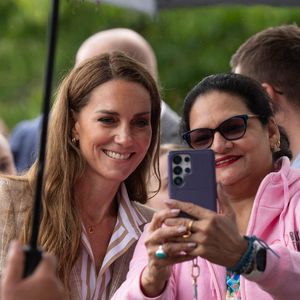 La princesse qui s'est récemment confié à des patients d'un hôpital sur la vie après cancer va prendre part à un grand événement

La princesse de Galles prend un selfie avec un membre du public lors d'une visite du jardin de bien-être de la RHS à l'hôpital de Colchester dans l'Essex. Cette visite coïncide avec la donation de 50 plants de Catherine's Rose, nommés en l'honneur de la princesse par la RHS, dont les fonds provenant des ventes seront reversés à la Royal Marsden Cancer Charity. 2 juillet 2025. Photo par Stefan Rousseau/PA Wire/ABACAPRESS.COM