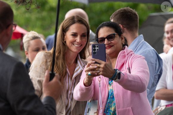 La princesse qui s'est récemment confié à des patients d'un hôpital sur la vie après cancer va prendre part à un grand événement

La princesse de Galles prend un selfie avec un membre du public lors d'une visite du jardin de bien-être de la RHS à l'hôpital de Colchester dans l'Essex. Cette visite coïncide avec la donation de 50 plants de Catherine's Rose, nommés en l'honneur de la princesse par la RHS, dont les fonds provenant des ventes seront reversés à la Royal Marsden Cancer Charity. 2 juillet 2025. Photo par Stefan Rousseau/PA Wire/ABACAPRESS.COM