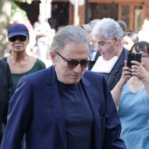 Michel Drucker assistant aux obsèques de Philippe Labro à l'église Saint Germain des Prés à Paris, France, le 13 juin 2025. Philippe Labro, journaliste, auteur, réalisateur et compositeur prolifique, est décédé à 88 ans des suites d'un cancer le 4 juin. Photo by Nasser Berzane/ABACAPRESS.COM