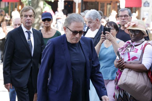 Michel Drucker assistant aux obsèques de Philippe Labro à l'église Saint Germain des Prés à Paris, France, le 13 juin 2025. Philippe Labro, journaliste, auteur, réalisateur et compositeur prolifique, est décédé à 88 ans des suites d'un cancer le 4 juin. Photo by Nasser Berzane/ABACAPRESS.COM