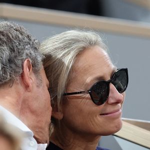 Anne-Sophie Lapix et son mari Arthur Sadoun en tribunes lors des Internationaux de France de Tennis de Roland Garros 2025, à Paris, France, le 6 juin 2025. © Jacovides-Moreau/Bestimage