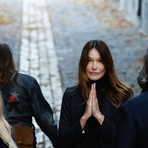 Ce mercredi 12 novembre, la jeune fille a franchi un nouveau cap sur les réseaux sociaux.

Giulia Sarkozy et Carla Bruni - La famille et les soutiens de Nicolas Sarkozy se sont réunis devant son domicile le jour de son incarcération à la prison de la Santé à Paris le 21 octobre 2025.

© Moreau / Jacovides / Bestimage