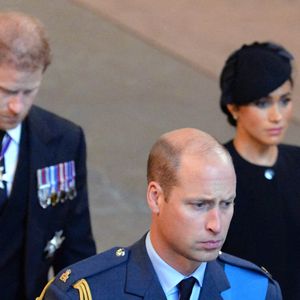 Le prince William, prince de Galles, le prince Harry et Meghan Markle - Procession cérémonielle du cercueil de la reine Elisabeth II du palais de Buckingham à Westminster Hall à Londres le 14 septembre 2022.
© Photoshot / Panoramic / Bestimage