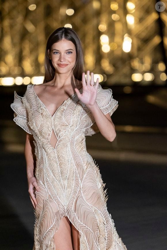 Barbara Palvin - Photo Call du « Le Grand Diner du Louvre « lors de la Fashion Week  à Paris le 5 mars 2025. © Olivier Borde /Bestimage