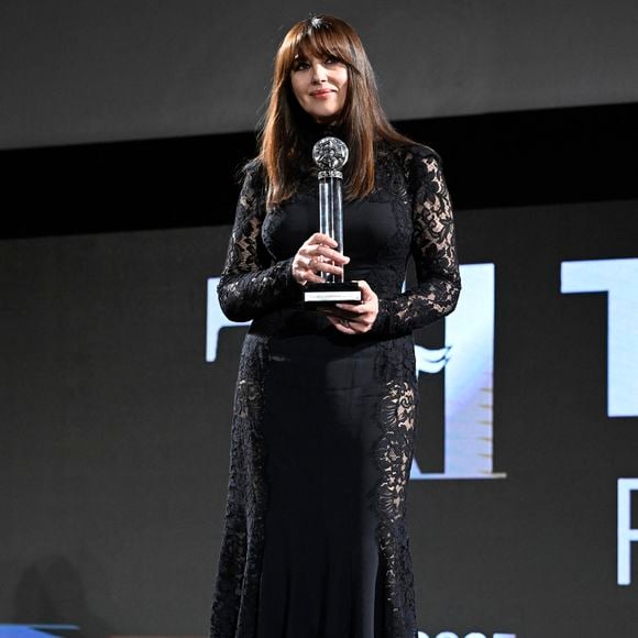 Les robes cache-cœur s'avèrent également idéales pour épouser les courbes sans les mouler excessivement.

Monica Bellucci - 71e Festival du film de Taormina. Soirée de clôture avec remise des prix
Taormina, Italie, 14 juin 2025. © SGP / BESTIMAGE