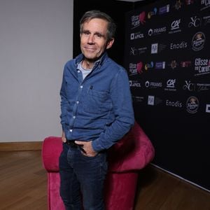 Il a malgré tout réussi à prendre confiance en lui comme il l'explique dans les pages de "Gala".

Exclusif - David Pujadas - Soirée d' ouverture de la 16ème édition de l'évènement caritatif "Glisse en coeur" au Grand Bornand le 21 mars 2025 © Denis Guignebourg/Bestimage