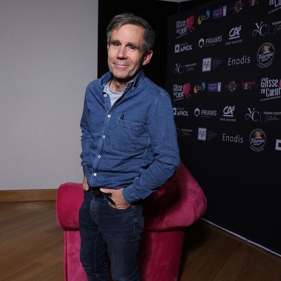 Il a malgré tout réussi à prendre confiance en lui comme il l'explique dans les pages de "Gala".

Exclusif - David Pujadas - Soirée d' ouverture de la 16ème édition de l'évènement caritatif "Glisse en coeur" au Grand Bornand le 21 mars 2025 © Denis Guignebourg/Bestimage