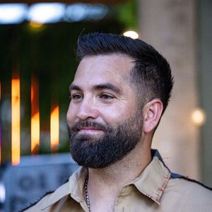 "Elle a fini par mourir, elle avait un an. La vie s'est arrachée d'un coup. (...) Je garde l'image du visage endormi de ma nièce et de sa dernière tenue dans son tout petit cercueil blanc".

Kendji Girac en concert lors du festival de musique du Printemps de Perouges au Chateau de Saint-Maurice-de-Remens le 29 juin 2025. © Sandrine Thesillat / PsNewZ / Bestimage