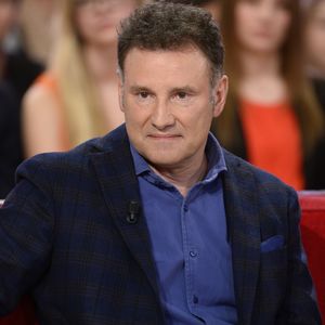 "J'aurai donc eu l'honneur de produire, cette année, le dernier documentaire où l'on voit le Pape en action", a-t-il écrit sur Instagram.

Pierre Sled - Enregistrement de l'émission "Vivement Dimanche" à Paris le 1er Avril 2015. L'émission sera diffusée le 05 Avril 2015. Invité principal Sophie Davant.