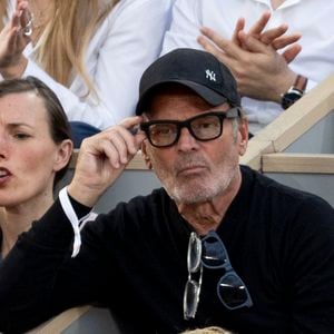 mais, en effet, ce dernier se consacre à d'autres projets en parallèle. Il a notamment lancé un podcast appelé Coloscopie. Il se produit aussi en outre au théâtre avec son spectacle Oh putain Laurent !,

Laurent Baffie dans les tribunes lors des Internationaux de France de Tennis de Roland Garros 2025. Paris, le 29 mai 2025.
© Jacovides/Moreau/Bestimage