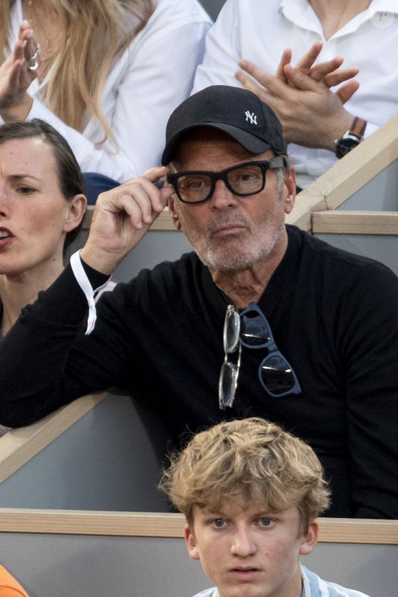 mais, en effet, ce dernier se consacre à d'autres projets en parallèle. Il a notamment lancé un podcast appelé Coloscopie. Il se produit aussi en outre au théâtre avec son spectacle Oh putain Laurent !,

Laurent Baffie dans les tribunes lors des Internationaux de France de Tennis de Roland Garros 2025. Paris, le 29 mai 2025.
© Jacovides/Moreau/Bestimage