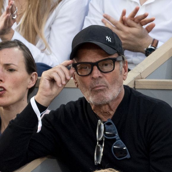 mais, en effet, ce dernier se consacre à d'autres projets en parallèle. Il a notamment lancé un podcast appelé Coloscopie. Il se produit aussi en outre au théâtre avec son spectacle Oh putain Laurent !,

Laurent Baffie dans les tribunes lors des Internationaux de France de Tennis de Roland Garros 2025. Paris, le 29 mai 2025.
© Jacovides/Moreau/Bestimage