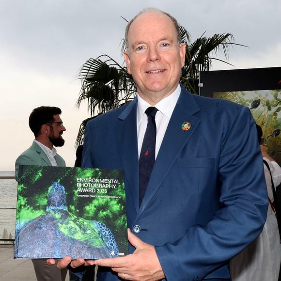 Albert II a également souligné leur résilience et leur esprit collectif exemplaire.

Le prince Albert II de Monaco - Vernissage de l'exposition du prix photographique environnemental à Monaco, le 28 mai 2026. © Claudia Albuquerque / Bestimage