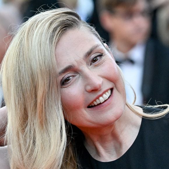 Julie Gayet assiste à la projection du film Fjord lors du 79e Festival de Cannes à Cannes, France, le 18 mai 2026. Photo par Julien Reynaud/APS-Medias/ABACAPRESS.COM