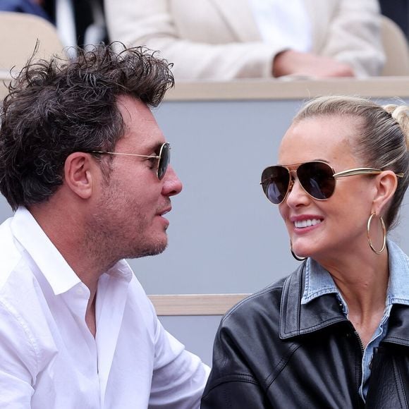 Frédéric Suant et sa compagne Laeticia Hallyday dans les tribunes lors des Internationaux de France de Tennis de Roland Garros 2025. Paris, le 26 mai 2025. © Jacovides-Moreau/Bestimage