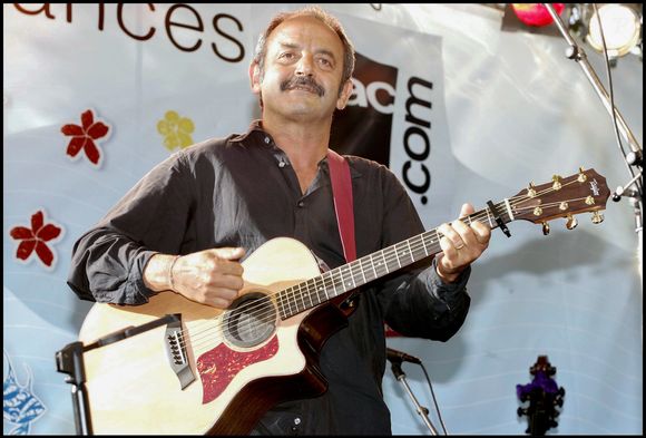 Ils sont pourtant tous dans la chanson comme leur géniteur...

Le chanteur 'Louis Chedid'
dans le cadre du festival Fnac indetendences pour la cloture de Paris Plage .