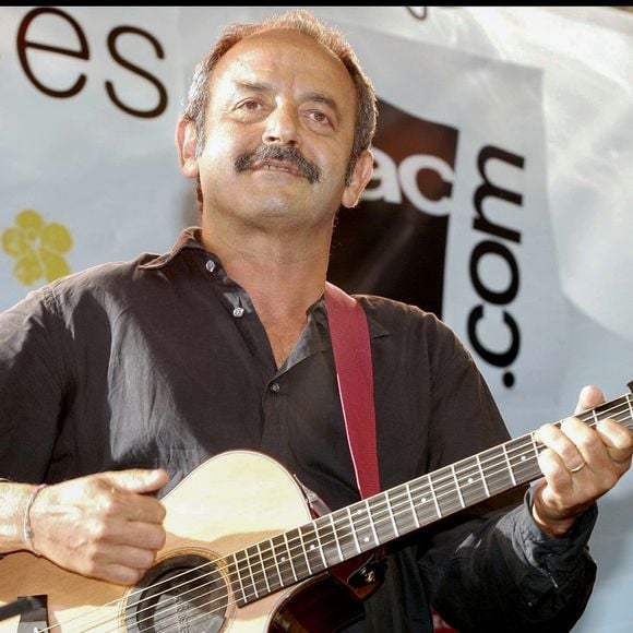Ils sont pourtant tous dans la chanson comme leur géniteur...

Le chanteur 'Louis Chedid'
dans le cadre du festival Fnac indetendences pour la cloture de Paris Plage .
