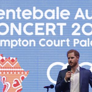 En mars dernier, le prince Harry démissionnait de l'association Sentebale, qui aide les jeunes d'Afrique australe notamment atteints de VIH.

Le prince Harry au palais de Hampton Court à Londres, le 11 juin 2019.

Photo : Agence / Bestimage