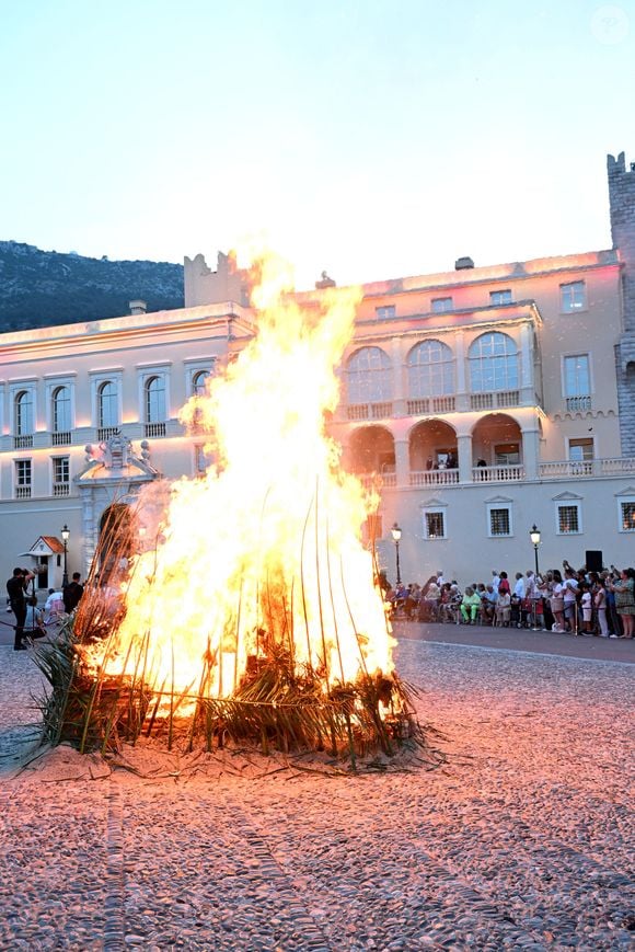 Reste à savoir ce qu'ils nous réserveront côté look pour la suite des festivités prévues ce mardi 24 juin en soirée

Illustration lors de la célébration de la fête de la Saint Jean sur la Place du Palais princier de Monaco, le 23 juin 2025.
La Saint Jean est à l'origine une fête païenne puis chrétienne. Pour les païens, c'était une fête qui célébrait les moissons. Une fois christianisée, cette fête est devenue celle du solstice d'été et donc la fête de la lumière.

© Bruno Bebert / Bestimage