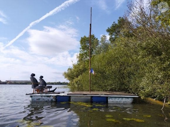Raphaël construit en ce moment un radeau avec des baignoires pour descendre la Saône et le Rhône jusqu'à la mer.