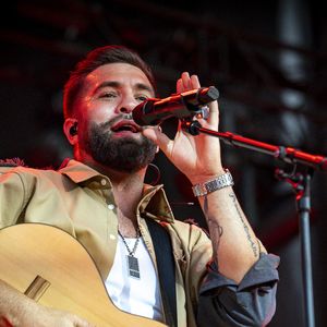 Kendji Girac en concert lors du festival de musique du Printemps de Perouges au Chateau de Saint-Maurice-de-Remens le 29 juin 2025. © Sandrine Thesillat / PsNewZ / Bestimage