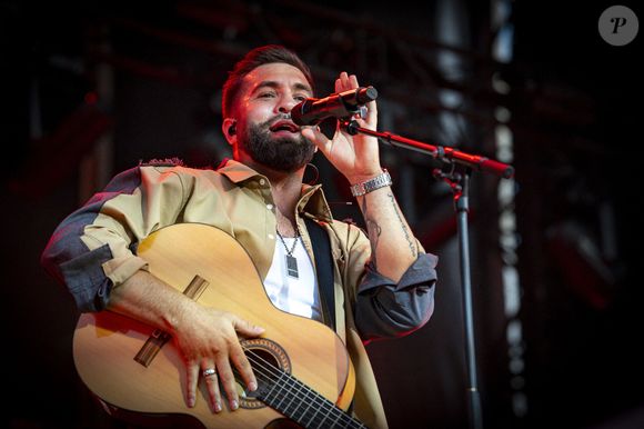 Kendji Girac en concert lors du festival de musique du Printemps de Perouges au Chateau de Saint-Maurice-de-Remens le 29 juin 2025. © Sandrine Thesillat / PsNewZ / Bestimage